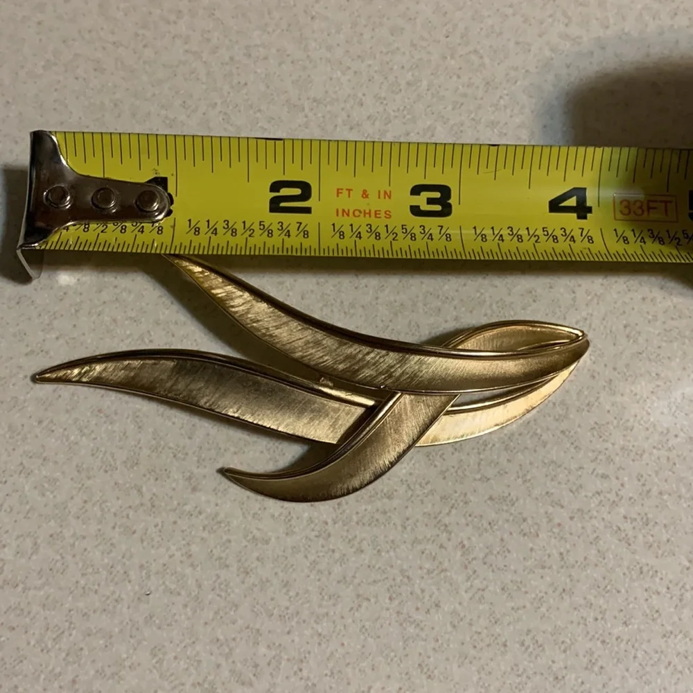 Vintage Trifari gold tone broach (298)